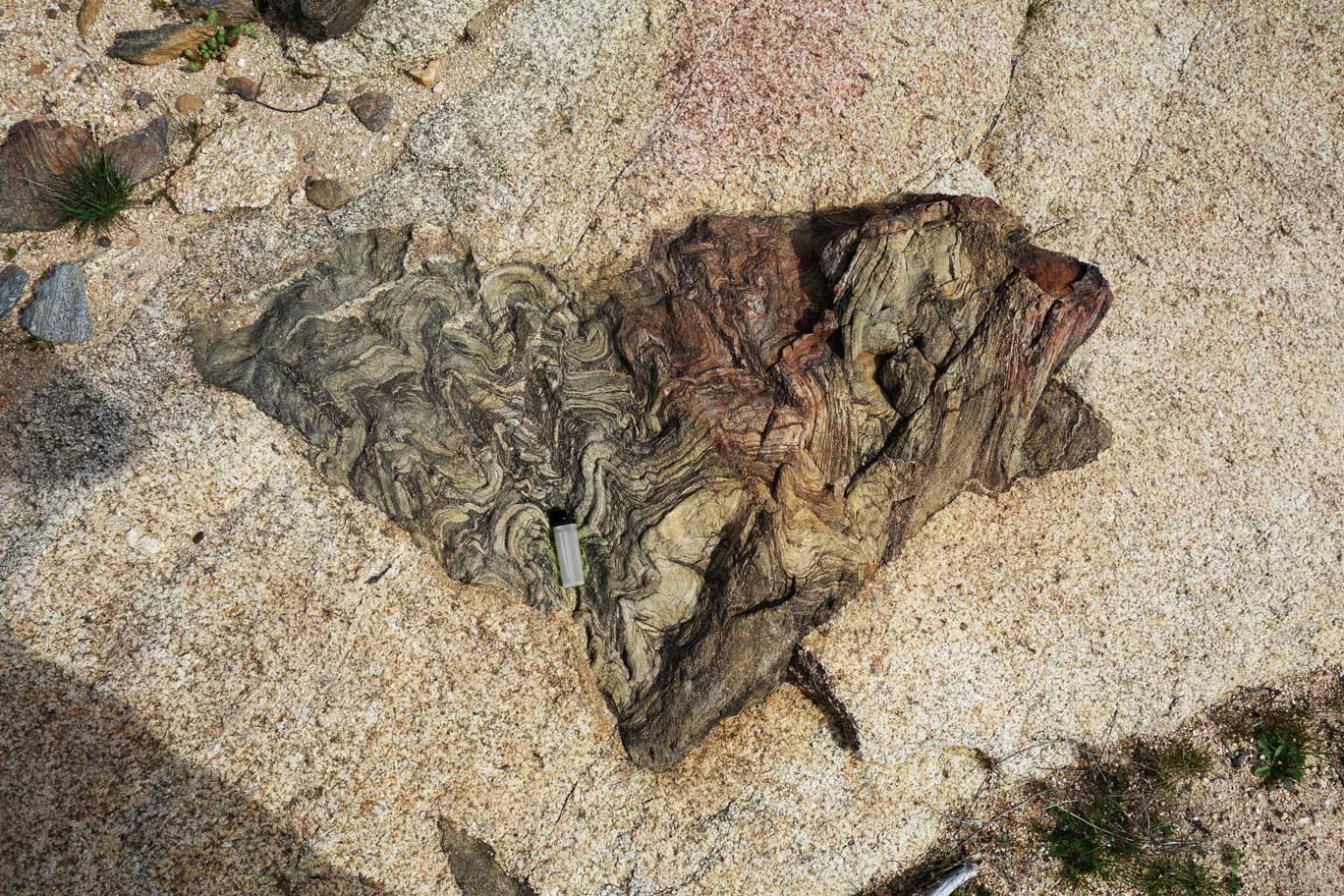Detalle de un xenolito en las orillas del embalse de Almendra